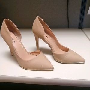 Nude pumps with gold trim